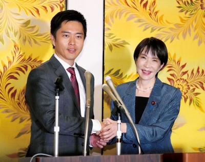 写真:連立政権樹立に合意し、記者会見で握手する自民党の高市総裁(右)と日本維新の会の吉村代表=10月、国会