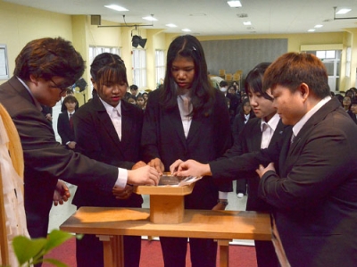 写真:使用済みの針をこんにゃくに刺して供養する学生たち