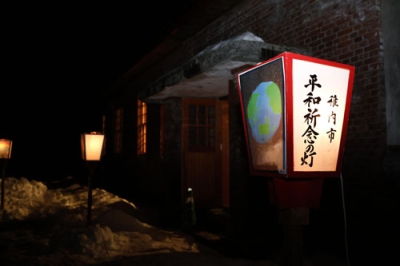 写真：通称「稚内赤れんが通信所」で、明かりがともされた灯籠＝８日夜、稚内市