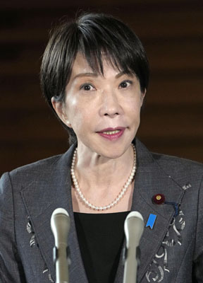 写真:青森県で震度6強を観測した地震を受け、記者団の取材に応じる高市首相=9日午前、首相官邸