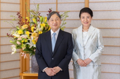 写真:62歳の誕生日を迎えられた皇后さまと天皇陛下=皇居・御所(宮内庁提供)