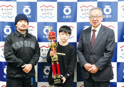 写真:チャンピオンに輝いた武田さん(中央)