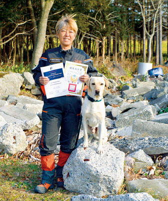 写真:災害救助犬国内出動テストに合格した小野寺さんとジーク