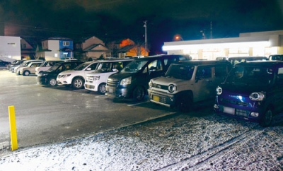 写真:津波を警戒し、高台のコンビニ駐車場に多くの市民が車で避難した=9日午前1時ごろ、室蘭市八丁平