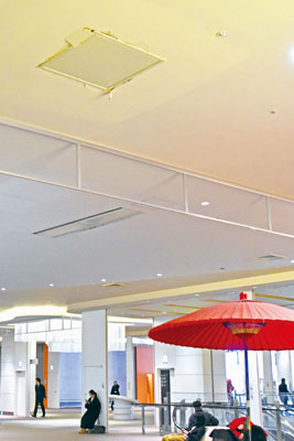 写真:千歳市の新千歳空港国内線ターミナルビル4階の天井にできたひび=9日午前