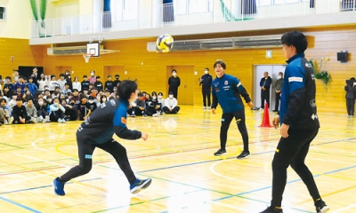 写真:児童にパス回しを披露する北海道コンサドーレの選手ら