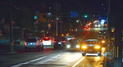 写真:避難してきた車で混雑する高台の道路=9日午前0時35分ごろ、室蘭市八丁平
