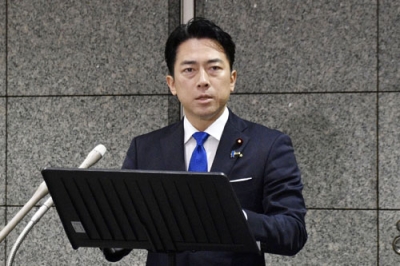 写真:中国軍機によるレーダー照射問題で記者会見する小泉防衛相=10日午前、防衛省