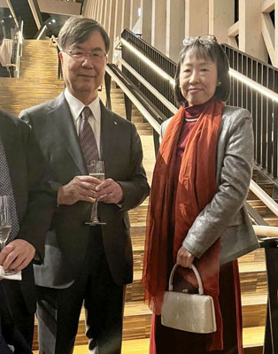 写真:ノーベル賞授賞式のためストックホルムを訪れた坂口志文・大阪大特任教授(左)と写真に納まる名古屋市立大の山崎小百合教授(本人提供・共同)