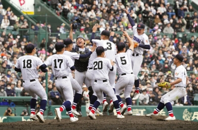 写真:3月、選抜高校野球大会で優勝し喜ぶ横浜ナイン=甲子園