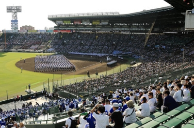 写真:8月、暑さ対策として初めて夕方に実施された全国高校野球選手権大会の開会式=甲子園