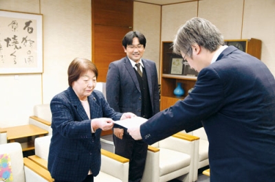 写真：堀井市長（右）に要望書を手渡す渡辺代表