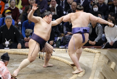 写真:大相撲九州場所で安青錦(右)を突き出しで破った義ノ富士=11月、福岡国際センター