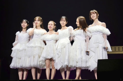 写真:千秋楽公演に登場した前田敦子(右から3人目)ら=日本武道館(©AKB48)