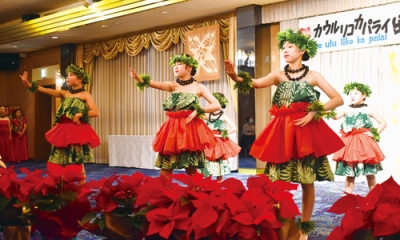 写真:節目のステージをフラダンスで彩る生徒たち