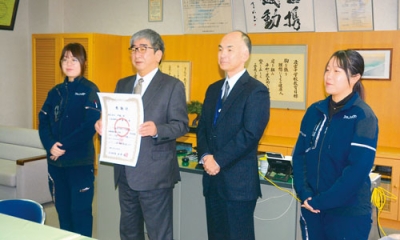 写真:感謝状を受けた伊藤代表取締役(左から2人目)ら