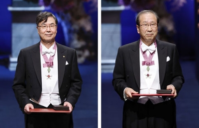 写真：ノーベル賞授賞式で、生理学・医学賞のメダルと賞状を授与された坂口志文・大阪大特任教授（左）、化学賞のメダルと賞状を授与された北川進・京都大特別教授＝１０日、ストックホルムのコンサートホール（共同）