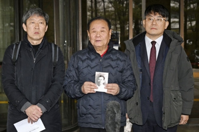 写真:韓国最高裁の判決後、取材に応じる元徴用工の遺族(中央)ら=11日、ソウル(共同)