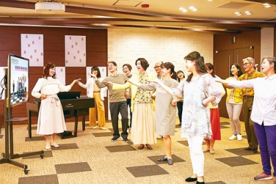 写真:楽しいひとときを過ごす「青春ポップス」の様子