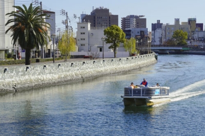 写真：徳島市中心部の川を巡るクルーズ船