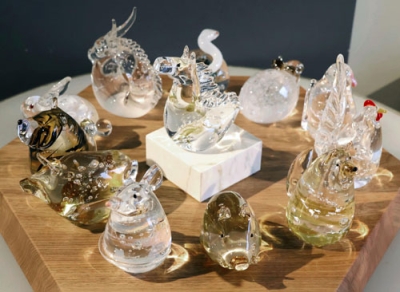 写真：干支をモチーフにしたガラス製の作品＝１１月、富山市の富山ガラス工房