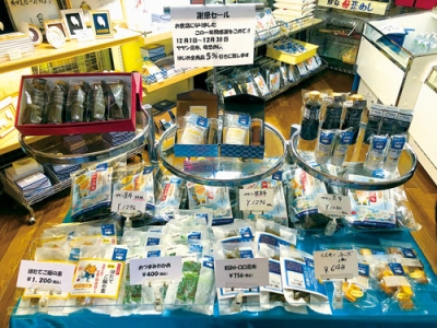 写真:ヤヤン昆布や薫製チーズなど特別価格の商品が並ぶ
