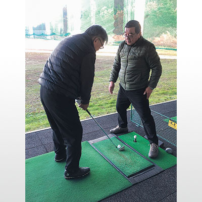 写真：野田さんとのマンツーマンで、フェイスの向きやインパクトなどのテクニックを学ぶ冬季ゴルフレッスン