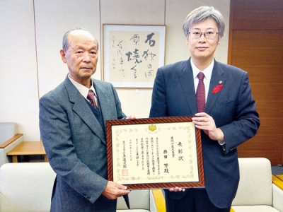写真:農林水産大臣表彰が贈られた藤田さん(左)