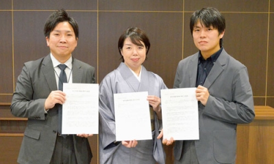 写真：奨学金貸付事業の覚書を締結した（左から）中嶋主任、山口代表、服部主査