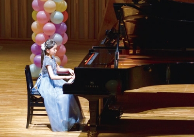 写真:練習の成果を披露する出演者(提供写真)