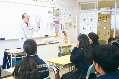 写真：生徒たちにものづくりの魅力について説明する川村さん