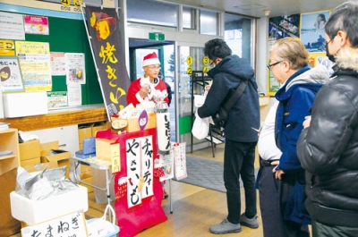 写真：早朝から多くのファンが詰めかけた即売会