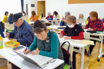 写真：絵はがき作りに取り組む福祉委員ら