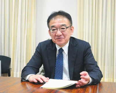 写真:「ワンストップでさまざまな情報を提供できる利便性がある」とアピールする根本理事