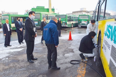 写真：車両点検の様子を見学する遠藤支局長（中央）ら