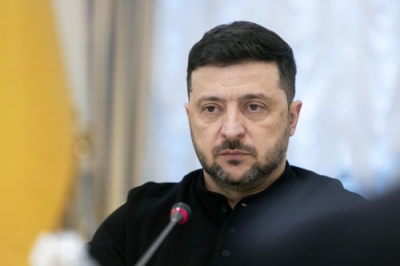 写真：ウクライナ大統領府で取材に応じるゼレンスキー大統領＝１１日、キーウ（大統領府提供・共同）