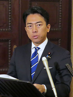 写真:ヘグセス米国防長官との電話会談について記者会見で説明する小泉防衛相=12日午前、国会