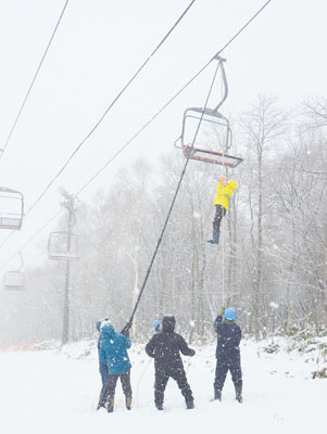 写真:非常停止したリフトから乗客を救助する訓練に臨むスタッフら