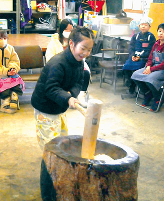 写真:餅つきを楽しむ子ども