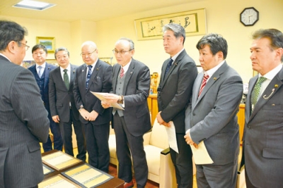 写真：小笠原市長に緊急特別要望の趣旨を述べる天神林会長ら市民・前進所属議員