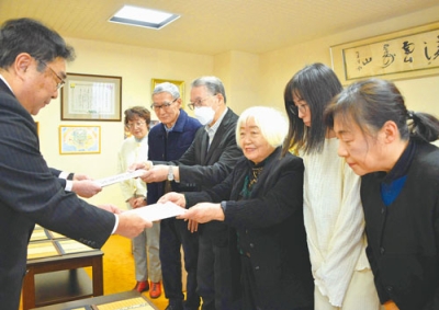 写真:小笠原市長に公開質問状を手渡す合田さんら有志の会