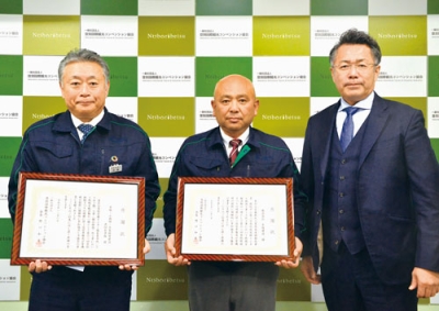 写真：右から西尾副会長、草塩建設の西営業部長と斉藤工事長