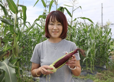 写真：大和ルージュを手にする大和農園商品開発部の金子久美さん