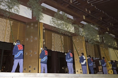 写真:成田山新勝寺で行われた師走恒例のすす払い=13日午前、千葉県成田市