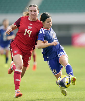 写真：カナダとの練習試合に先発出場したサッカー女子日本代表の松窪（右）＝トランスコスモススタジアム長崎