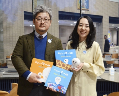 写真：絵本「おばけのマール」を共作する、作家けーたろうさん（左）とイラストレーターなかいれいさん＝札幌市