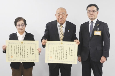 写真:牧野局長(右)から表彰状を受け取った藤田さん(右から2人目)と堤さん