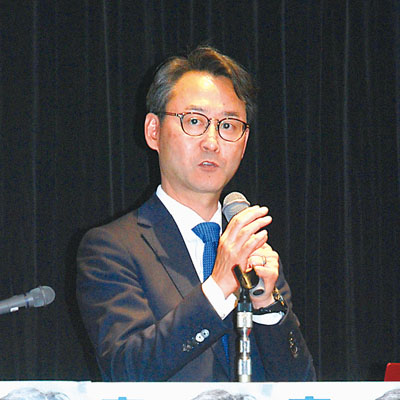 写真：道議会議員としての活動を報告する高田道議