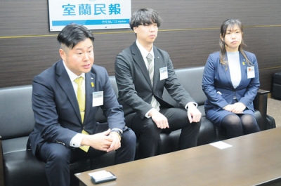 写真:室蘭民報社を訪れ26年度の抱負を語った理事長予定者の吉田氏(左)ら