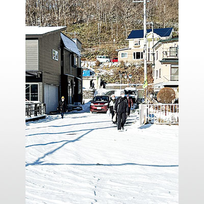 写真:室蘭市と市町内会連合会が実施した冬季津波防災訓練。積雪や路面凍結で足を取られる場面も=1月